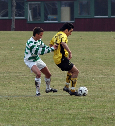 2006_0430_11.JPG - Södra's nr.18 Arton Bekaj är felvänd i straffområdet och hårt pressad av västeråsförsvararen