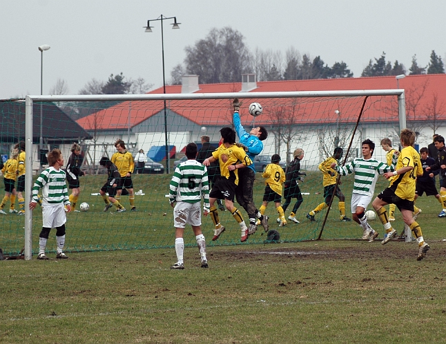2006_0430_18.JPG - Hörnan från vänster slogs av Arton Bekaj och går rätt i mål. Arboga tar ledningen med 3-2, fem minuter före slutsignalen