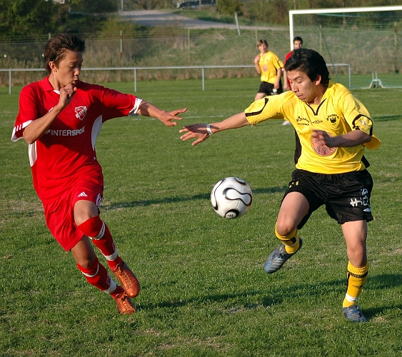 2006_0510_05.JPG - Erick Dominquez vinner en närkamp på mittfältet