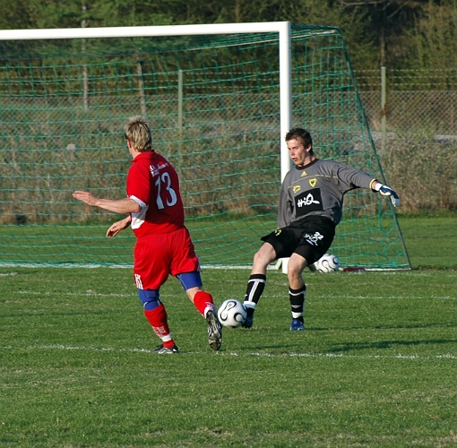 2006_0510_08.JPG - Sala's toppforward sätter press på Arbogas målvakt Tom Olesson