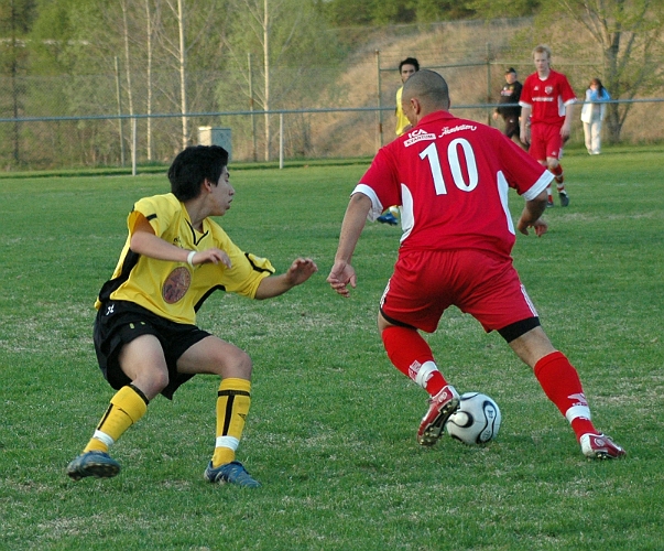 2006_0510_12.JPG - Arboga's Erick Dominquez försöker och hänga med i salaspelarens finter