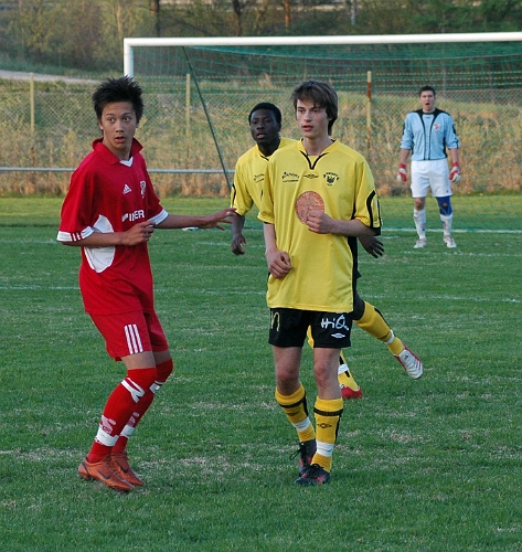 2006_0510_13.JPG - Södra's Roy Jansson och Wazah Pello Esso kom in i 2:a halvlek