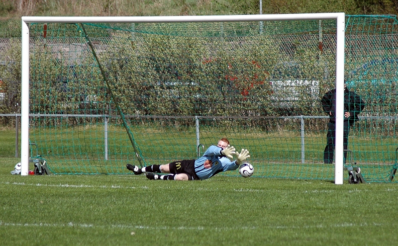 2006_0513_02.JPG - Redan efter ett par minuter fick IK Oden en frispark som resulterade i mål för dem. 1-0 till IK Oden