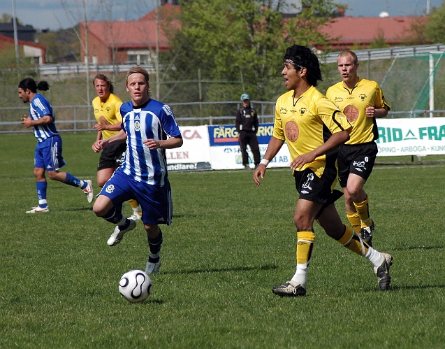 2006_0513_05.JPG - Jonas Hammarlund söker forwards vid uppspel