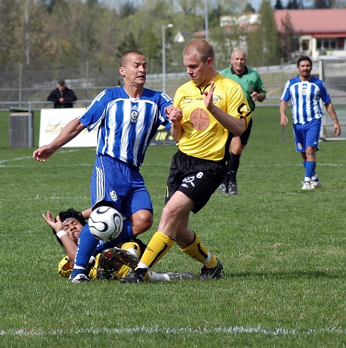 2006_0513_06.JPG - Det var tuffa närkamper på mitten