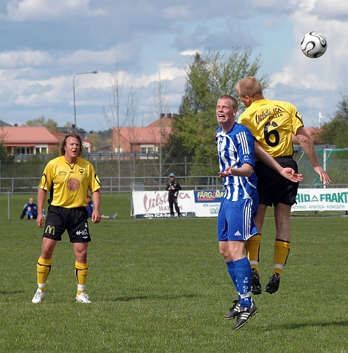 2006_0513_08.JPG - Det var många nickdueller, här är det nr.6 Johan Svensson som är uppe i luften