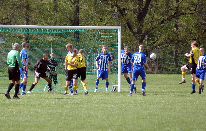2006_0513_09.JPG - En målchans efter hörna för Södra men bollen går utanför