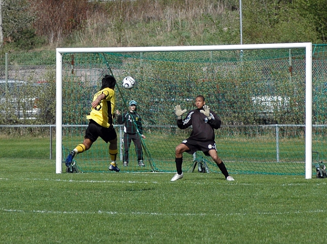 2006_0513_10.JPG - I början på 2:a halvlek kvitterar Arboga genom nr.18 Arton Bekaj till 1-1