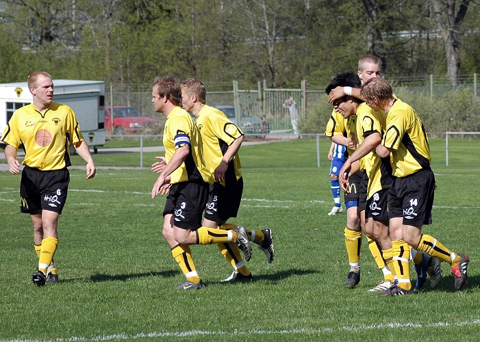 2006_0513_11.JPG - Många lättade och glada Södraspelare efter kvitteringsmålet