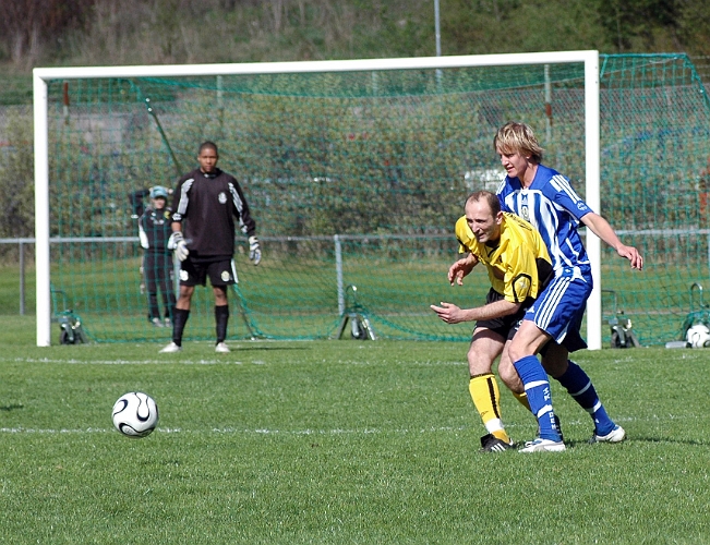 2006_0513_12.JPG - Arboga's nr.11 Edin Resulovic var hårt uppvaktad hela matchen