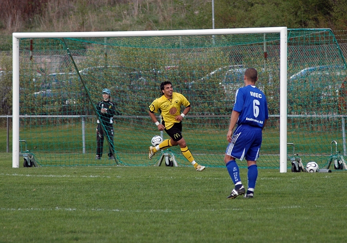 2006_0513_13.JPG - Södra tar ledningen med 2-1 genom nr.10 Victor Huerta på passning från Edin Resulovic