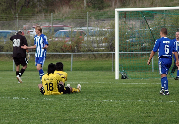 2006_0513_14.JPG - Efter målet fick vi se en ny målgest utföras