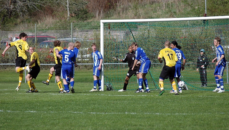 2006_0513_16.JPG - En hörna från vänster för Södra men bollen går rakt igenom målområdet utan att någon hinner på den