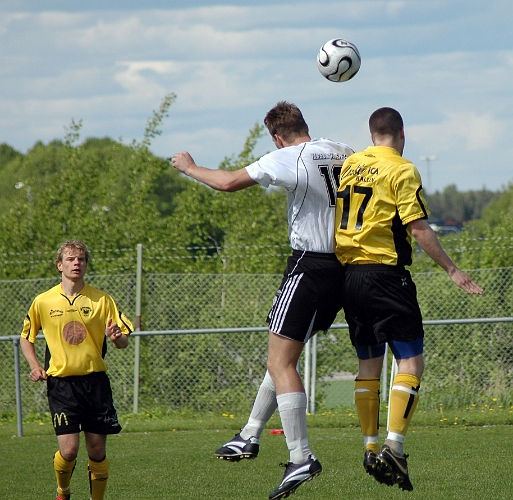 2006_0603_01.JPG - Södra's nr.17 Gustav Gustavsson i en nickduell med en BK30 spelare