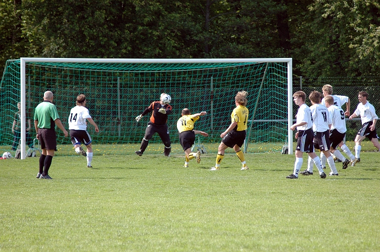 2006_0603_03.JPG - Nr.11 Edin Resulovic hinner inte riktigt fram, bollen passerar mellan honom och målvakten till inspark