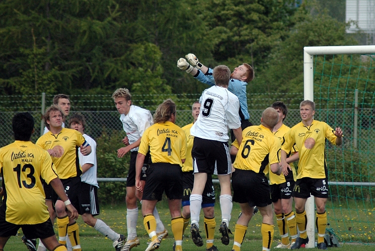 2006_0603_04.JPG - Södra's målvakt Glenn Schön har precis boxat undan bollen framför BK30 spelaren