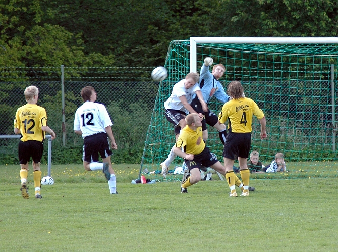 2006_0603_07.JPG - Södra's målvakt Glenn Schön boxar åter undan bollen strax framför en motspelare