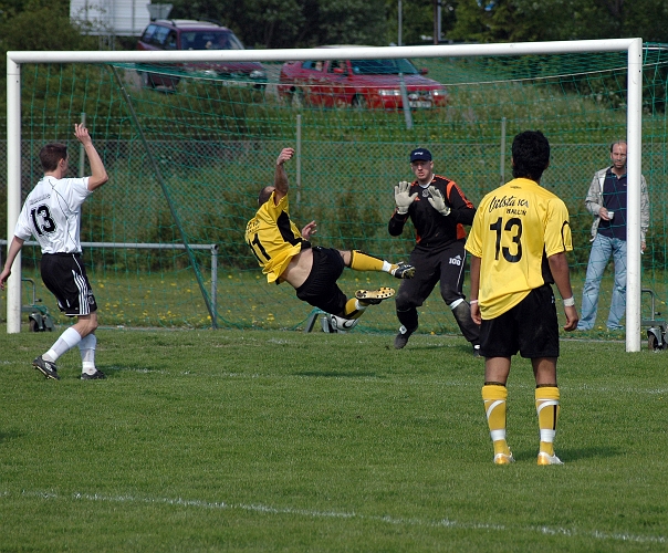 2006_0603_10.JPG - Här har nr.11 Edin Resulovic lyckats bli av med sin uppvaktning och gör liggandes i luften mål, men tyvärr var det vinkat för offside.