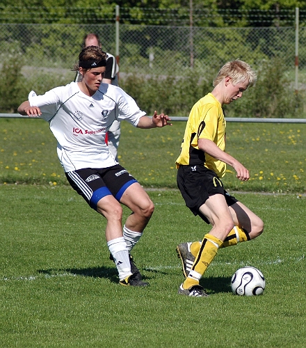 2006_0603_11.JPG - Nr.12 Martin Haglind var väldigt pigg idag och låg bakom flera fina uppspel i matchen