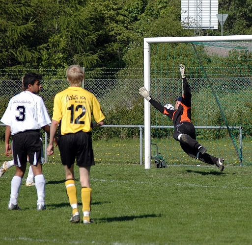 2006_0603_12.JPG - Ännu ett mål som blev avvinkat för offside för Södra.