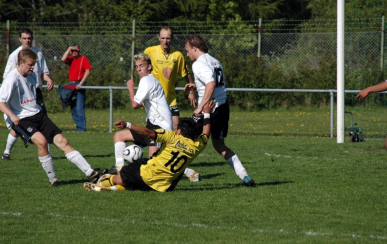 2006_0603_13.JPG - Tredje gången gillt, liggandes på marken lyckas nr.10 Victor Huerta slå in bollen i främre hörnet på målet. 1-0 till Arboga Södra IF