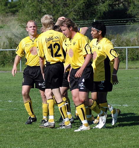 2006_0603_15.JPG - Glada södraspelare efter 2-0 målet