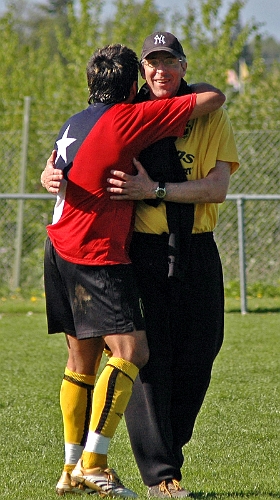 2006_0603_16.JPG - Tränaren Bosse Nyströmmer tackar målgöraren Victor Huerta för en bra match