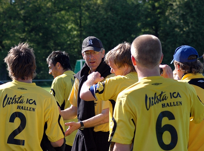 2006_0603_20.JPG - Tränaren Bosse Nyströmmer tackar sina spelare efter en bra match