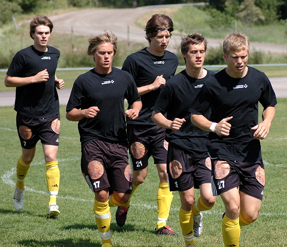 2006_0625_01.JPG - Uppvärmning inför matchen