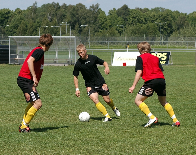 2006_0625_04.JPG - Tvåmålsspel som uppvärmning innan match