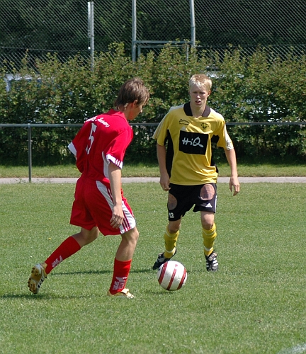 2006_0625_05.JPG - Martin Haglind jobbar hemmåt för att hindar Sala från ett snabbt uppspel