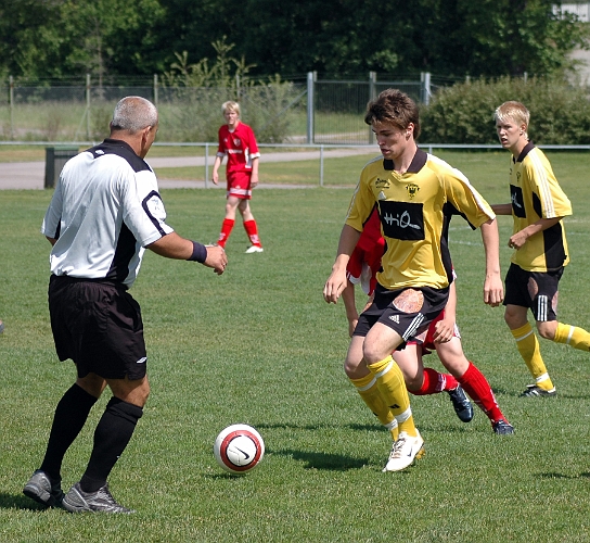 2006_0625_06.JPG - Viktor Svensson vinner boll på mitten