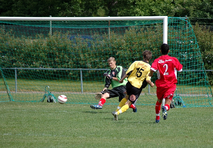 2006_0625_07.JPG - Ken Jansson är nära att göra mål för Södra