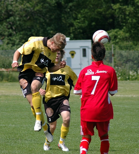 2006_0625_08.JPG - Martin Stjernfeldt nickar undan en höjdboll mot försvaret