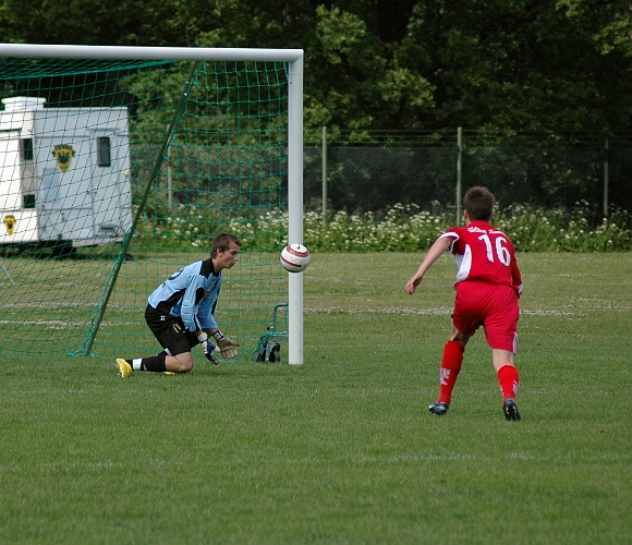 2006_0625_09.JPG - Tom Olesson räddar ett långskott från en salaspelare