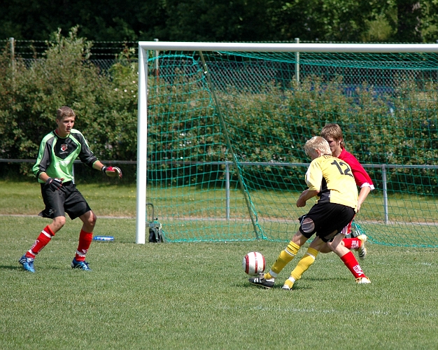 2006_0625_12.JPG - Martin Haglind rullar in 3-2 för Södra som blev halvtidsresultat