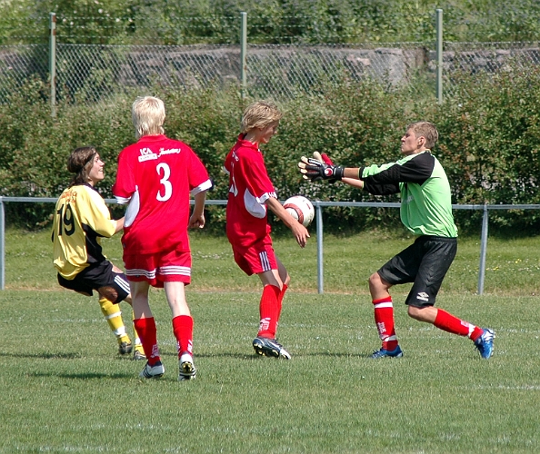 2006_0625_13.JPG - Ett litet missförstånd mellan salas försvarare och målvakt