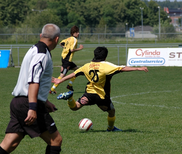 2006_0625_14.JPG - Erick Dominquez söker ett långt uppspel