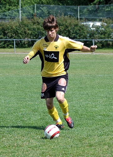 2006_0625_15.JPG - Jocke Bohman koncentrerar sig på att göra ett uppspel efter kanten
