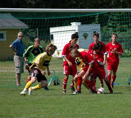 2006_0625_19.JPG - En tilltrasslad situation framför Salas mål efter en Södrahörna