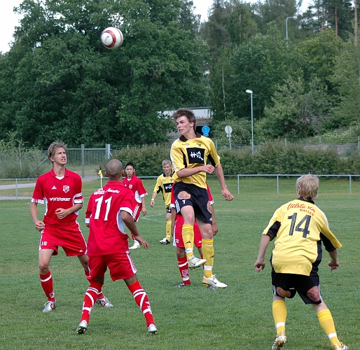2006_0625_21.JPG - Viktor Svensson nickar undan en boll