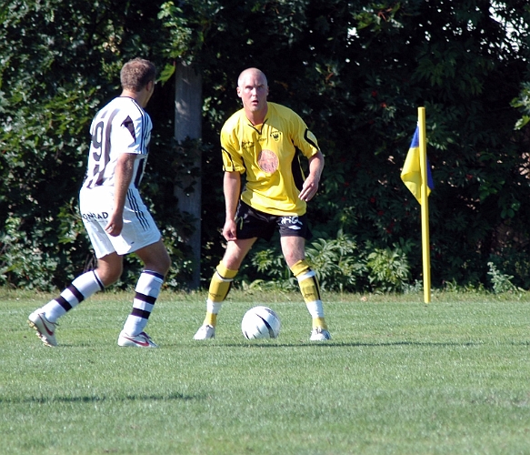 2006_0805_09.jpg - Nr.23 Erik Jonsson inväntar medspelare för passningsalternativ