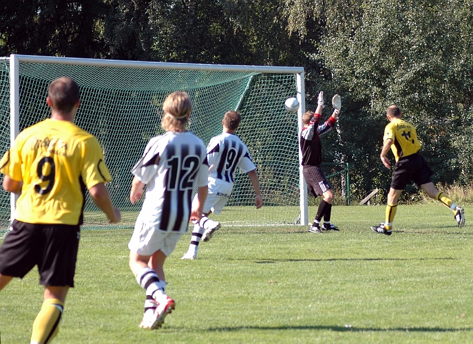 2006_0805_11.jpg - Här nickar nr.11 Edin Resulovic in 3-0 till Södra på passning från nr.9 Daniel Deck