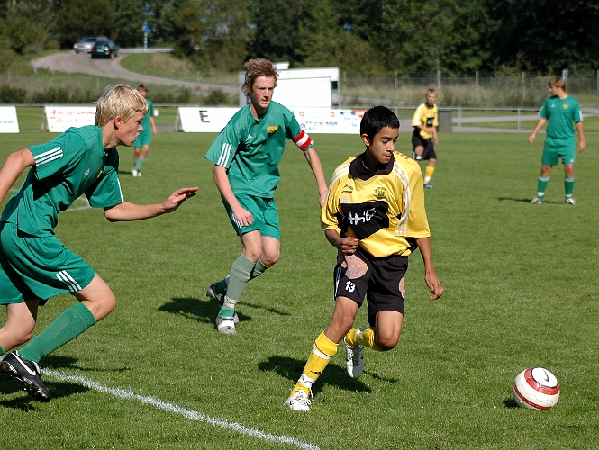 2006_0909_01.JPG - Johan Ponce vinner bollen på mittfältet