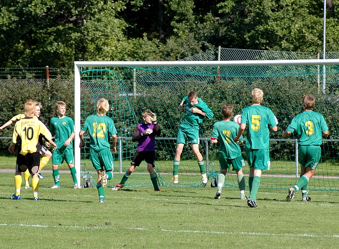 2006_0909_02.JPG - Södra pressade på direkt i början av matchen