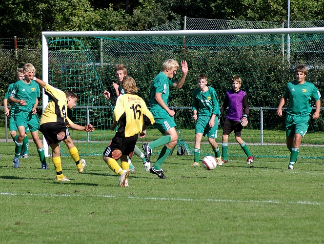 2006_0909_03.JPG - Anton Pettersson testar ett skott i straffområdet