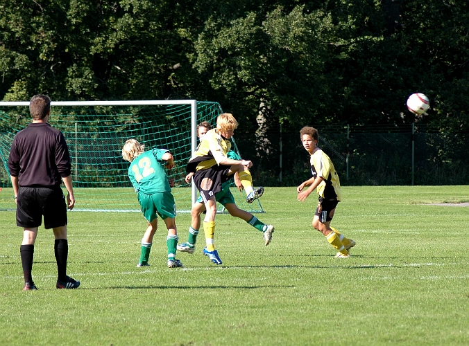 2006_0909_07.JPG - Södras Tobias Jansson rensar undan bollen