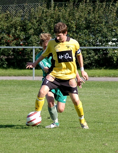 2006_0909_08.JPG - Mikael Ivarsson täcker bollen för sin motståndare