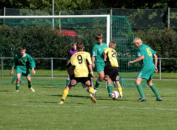 2006_0909_10.JPG - Ännu en Södrachans men bollen vill inte gå i mål