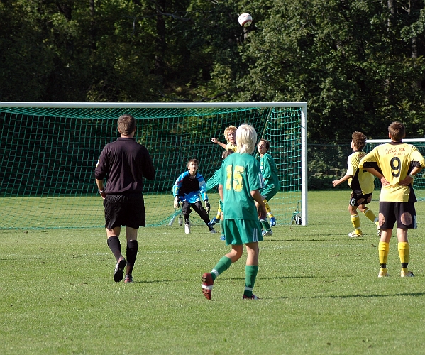 2006_0909_13.JPG - Södras försvar slår undan en höjdboll